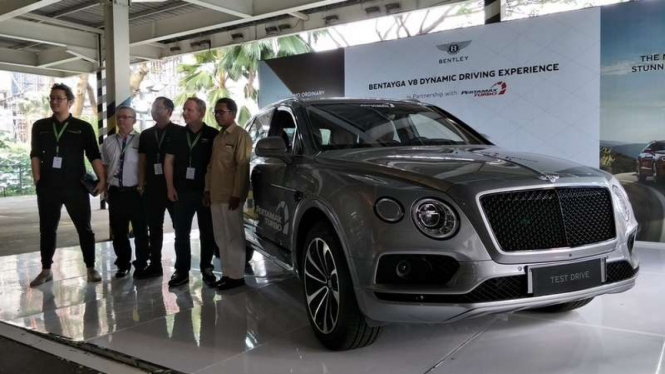 Bentley Bentayga V8 meluncur di Jakarta.