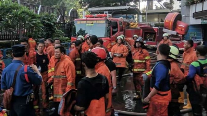 Petugas pemadam kebakaran di Gedung Kemenhub RI di Jakarta.