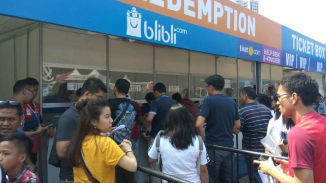 Antrean calon pembeli tiket Final Indonesia Open 2018.