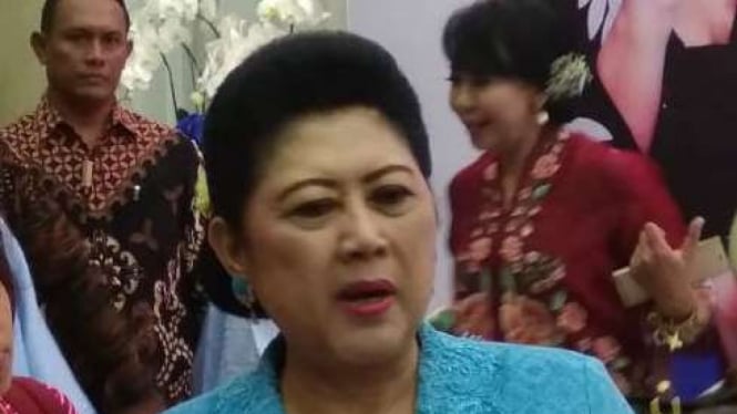 Ibu Ani Yudhoyono berbicara dengan wartawan saat peluncuran bukunya di Jakarta, 8 Juli 2019.