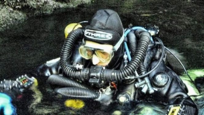 Dr Richard Harris sudah lama terlibat dalam kegiatan penyelaman di dalam gua.