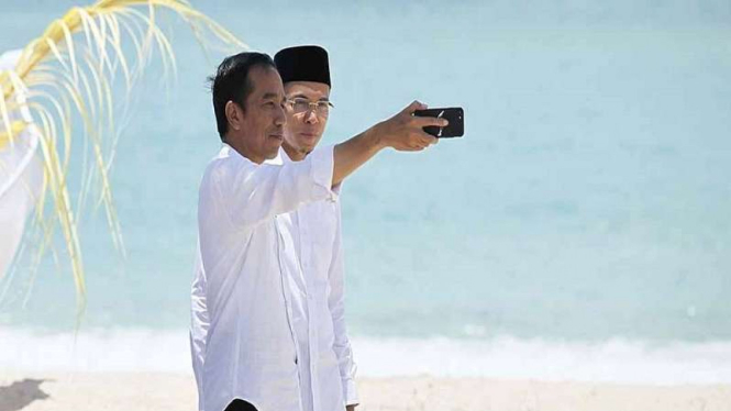 Presiden Jokowi berfoto bersama TGB saat kunjungan ke NTB beberapa waktu lalu