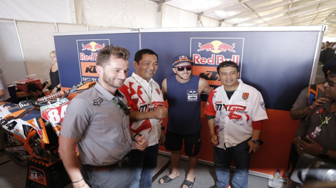 Hendi mengunjungi paddock team redbull ktm factory racing dan berfoto bersama 