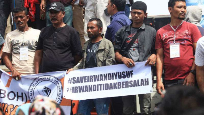 Pendukung Gubernur Aceh Irwandi Yusuf menggelar unjuk rasa.