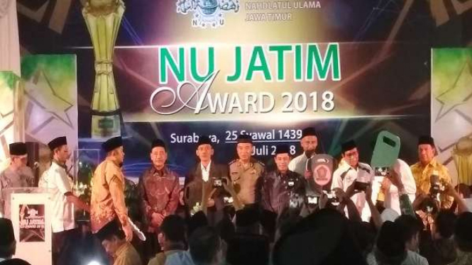 Penyerahan hadiah kepada pemenang NU Award di kantor NU Jatim, Surabaya