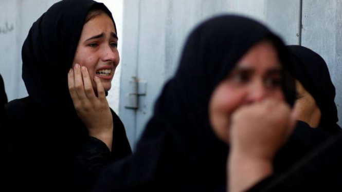 Keluarga korban tewas Palestina yang berkabung usai aksi militer Israel di Gaza