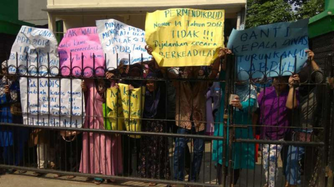 Warga protes Penerimaan Peserta Didik Baru (PPDB) di Tangerang