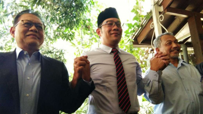 Calon gubernur dan wakil gubernur Jawa Barat, Sudrajat-Ahmad Syaikhu, menemui rival mereka Ridwan Kamil di Bandung pada Senin, 9 Juli 2018.