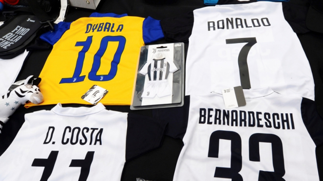 Jersey Juventus dengan nama punggung Cristiano Ronaldo