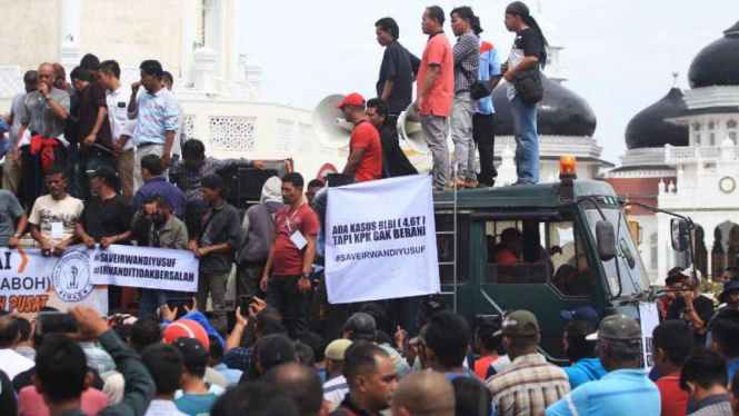 Massa aksi bebaskan Irwandi Yusuf, di depan Masjid Raya Baiturrahman, Banda Aceh