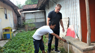 Matt Damon Blusukan ke Desa di Jawa Tengah, Ternyata Ngecek Air Bersih