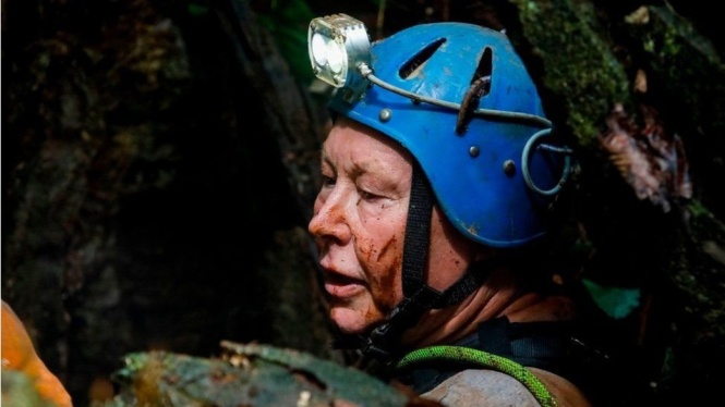 Penyelam gua Inggris, Robert Charles Harper, terlihat mencoba untuk membuat jalan masuk di bukit. - AFP