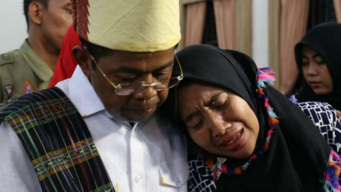Menteri Sosial Idrus Marham saat menyerahkan santunan kepada ahli waris korban meninggal kapal Sinar Bangun di kantor Pemerintah Kabupaten Simalungun, Sumatra Utara, pada Senin malam, 9 Juli 2018.