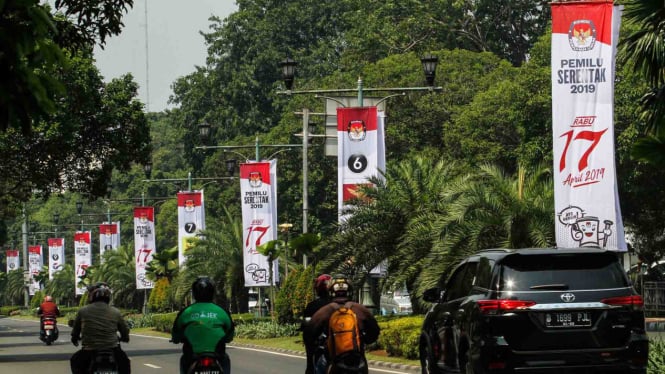 Spanduk sosialisasi Pemilu Serentak 2019 KPU di kawasan Jalan Imam Bonjol, Jakarta Pusat.