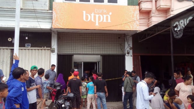 Polisi tengah oleh TKP di Bank BTPN yang dirampok
