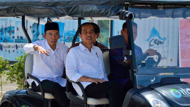 Presiden Joko Widodo (tengah) didampingi Gubernur NTB TGB Zainul Majdi (kiri)