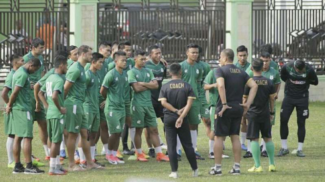 Skuat PSMS Medan dalam sesi latihan tim