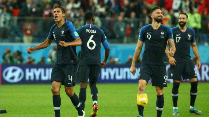 Para pemain Prancis merayakan kelolosan ke final Piala Dunia 2018