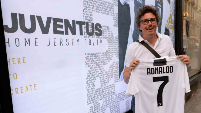 Jersey Juventus Christiano Ronaldo banyak beredar di Italia