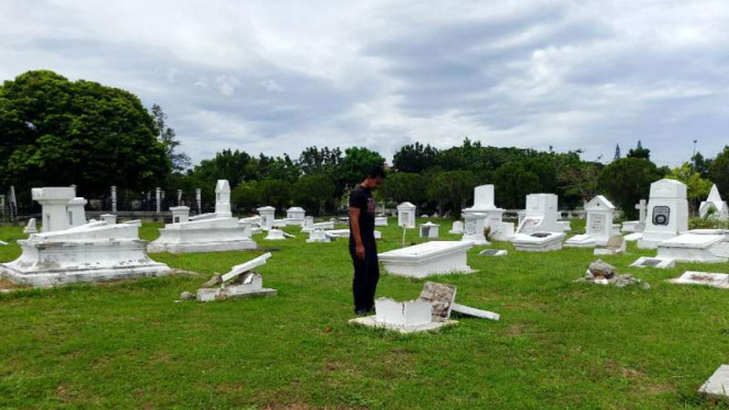 Penjaga kompleks situs makam Kherkoff Peutjut di Banda Aceh menunjukkan belasan nisan yang dirusak oleh orang tak dikenal pada Rabu, 11 Juli 2018.
