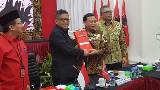 Sekjen PDI Perjuangan Hasto Kristiyanto dan Ketua Bawaslu RI Abhan.