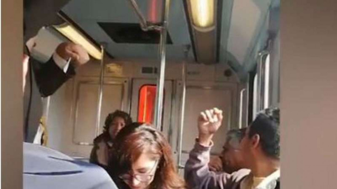 Aksi pengusiran setan di kereta di Meksiko