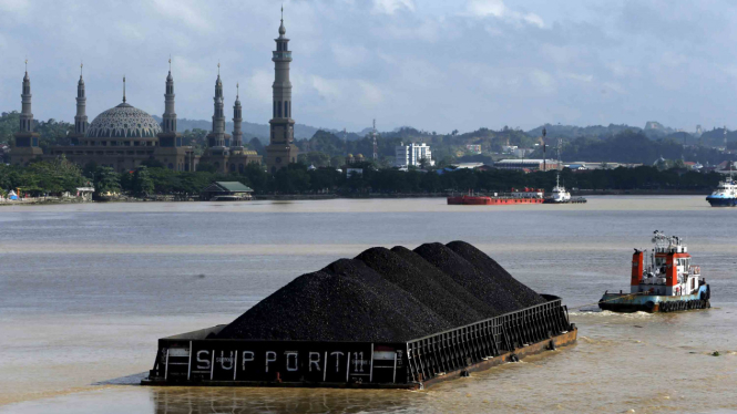Kapal tongkang pengangkut batu bara saat melintas di Sungai Mahakam, Kalimantan Timur