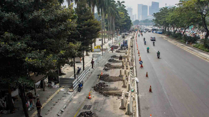 Pekerjaan penataan jalur pedestrian di kawasan jalan Sudirman, Jakarta