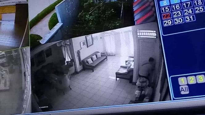 Foto hasil rekaman kamera CCTV memperlihatkan pencuri tunggal menjarah rumah seorang wartawan di permukiman Taman Duta, Kota Depok, Jawa Barat, Selasa, 10 Juli 2018.