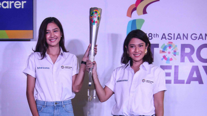 Aktris Mikha Tambayong (kiri) dan Dian Sastrowardoyo (kanan) berfoto bersama seusai jumpa pers pembawa obor Asian Games 2018 di Jakarta