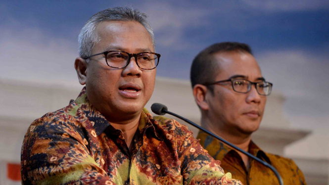 Ketua Komisi Pemilihan Umum (KPU), Arief Budiman (kiri) 