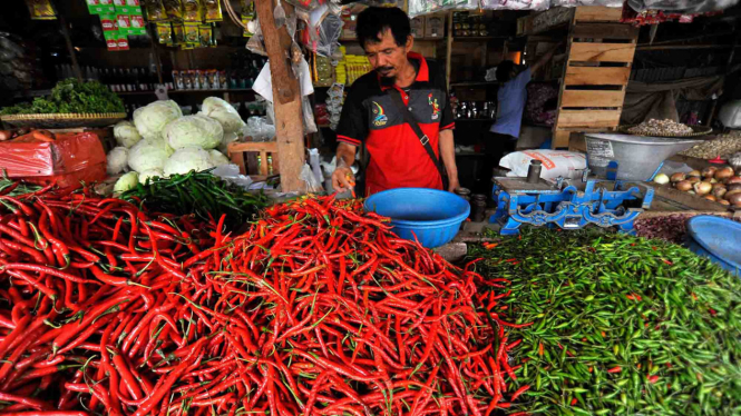 Pedagang menyortir cabai merah di Pasar Induk Rau, di Serang, Banten