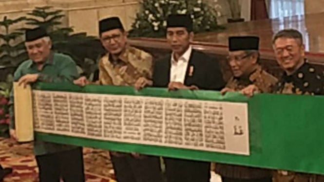 Presiden Joko Widodo terima Alquran dari pengusaha konghucu.