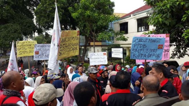 Massa protes PPDB di Kota Depok, Rabu, 11 Juli 2018.