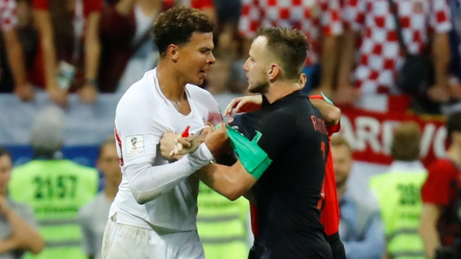 Dele Alli dan Ivan Rakitic ribut di tengah lapangan