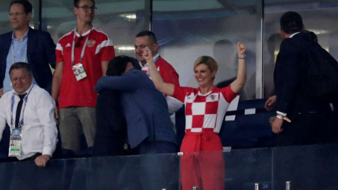 Presiden Kroasia, Kolinda Grabar-Kitarovic menyaksikan pertandingan sepakbola Piala Dunia.