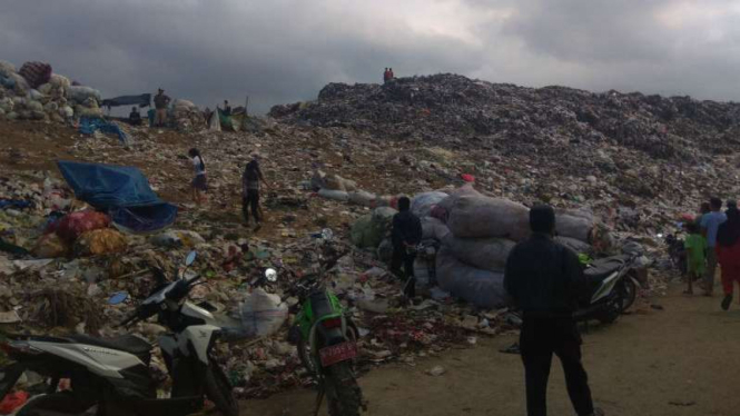 Gunungan sampah di TPA Supit Urang di Kota Malang, Jawa Timur, lokasi seorang pemulung tertimbun dan hilang di sana pada Rabu, 11 Juli 2018.