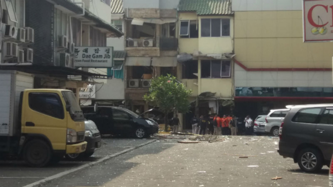 Polisi olah TKP di lokasi Grand Wijaya Center, Kebayoran Baru, Jakarta Selatan.