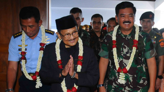 Mantan Presiden BJ Habibie (tengah) bersama Panglima TNI Marsekal TNI Hadi Tjahjanto (kanan) beberapa waktu silam.