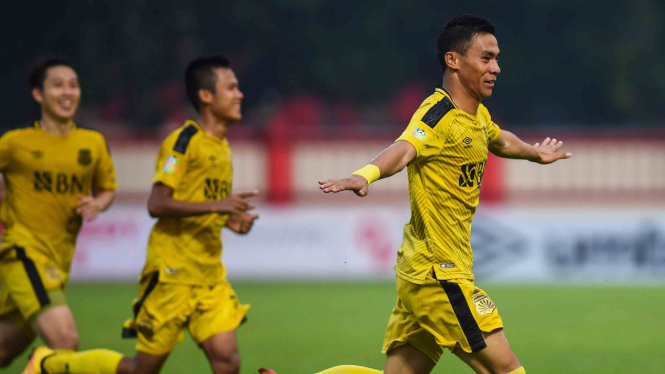 Pemain Bhayangkara FC Alsan Sanda (kanan) saat merayakan gol yang dicetak ke gawang Persebaya Surabaya