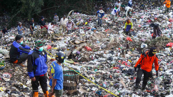 Tim SAR melakukan pencarian korban yang tertimbun longsoran sampah di Tempat Penimbunan Akhir (TPA) Supit Urang, Malang, Jawa Timur