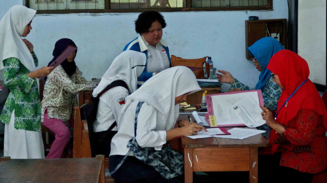 Siswa melakukan daftar ulang pendaftaran peserta didik baru (PPDB) di SMA Negeri 3 Semarang, Jawa Tengah