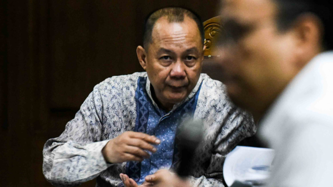Terdakwa kasus korupsi penerbitan SKL BLBI Syafruddin Arsyad Temenggung (kiri) mendengarkan keterangan saksi saat menjalani sidang di Pengadilan Tipikor Jakarta
