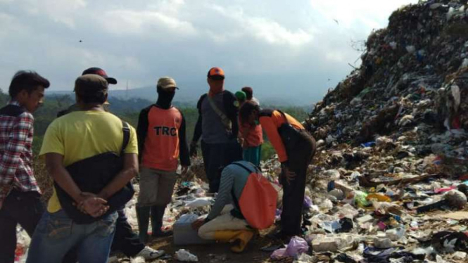 Tim SAR mencari pemulung yang tertimbun gunungan sampah, Kamis, 12 Juli 2018.