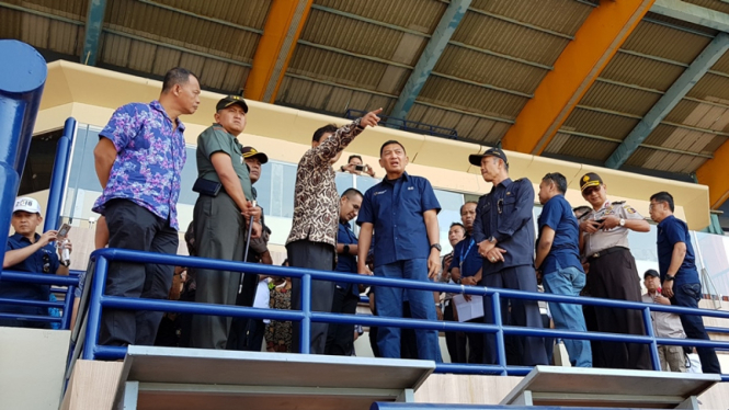 Wakil Ketua Umum INASGOC, Sjafrie Sjamsoeddin meninjau Stadion Si Jalak Harupat