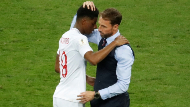 Marcus Rashford dihibur oleh Gareth Southgate