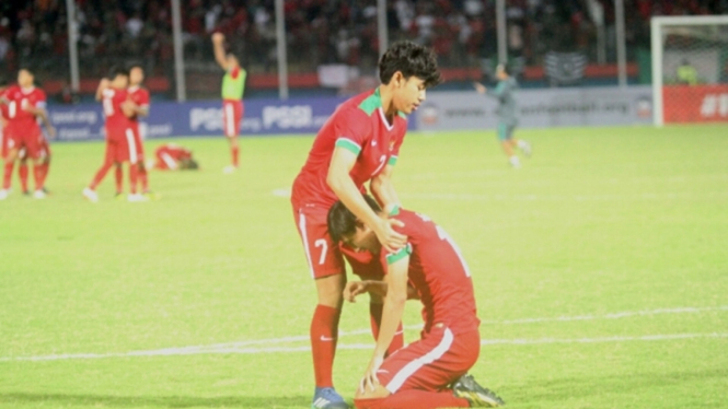 Pemain TImnas Indonesia U-19 tertunduk lesu usai dikalahkan Malaysia