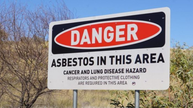 Meski sudah ada papa peringatan bahaya Asbestos di seluruh Kota Wittenoom, pelancong yang penasaran masih tetap berkunjung ke kota ini.