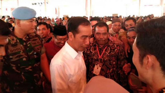 Presiden Joko dalam forum pembagian sertifikat tanah kepada masyarakat di pelataran Benteng Kuto Besak, Palembang, Sumatra Selatan, pada Jumat, 13 Juli 2018.