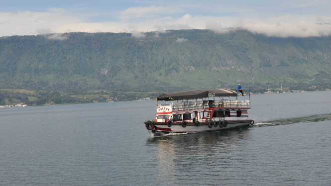 509 - Sebuah perahu motor melintasi perairan Danau Toba, Sumatera Utara